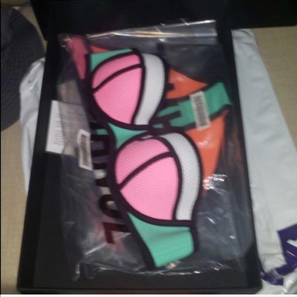 Triangl Bikini (Authentic) - Picture 6 of 8